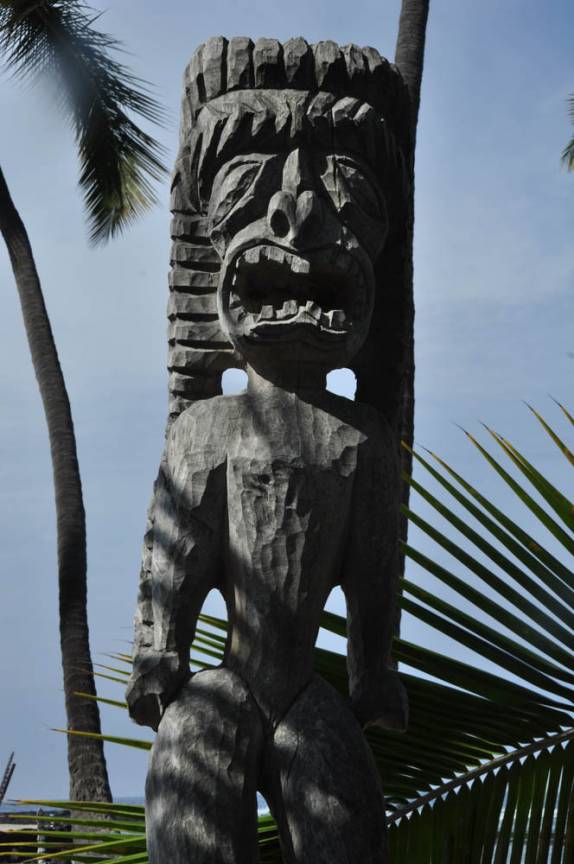 Divindade havaiana no parque histórico de Pu'uhonua, ao sul de Kona, na Big Island, no Havaí